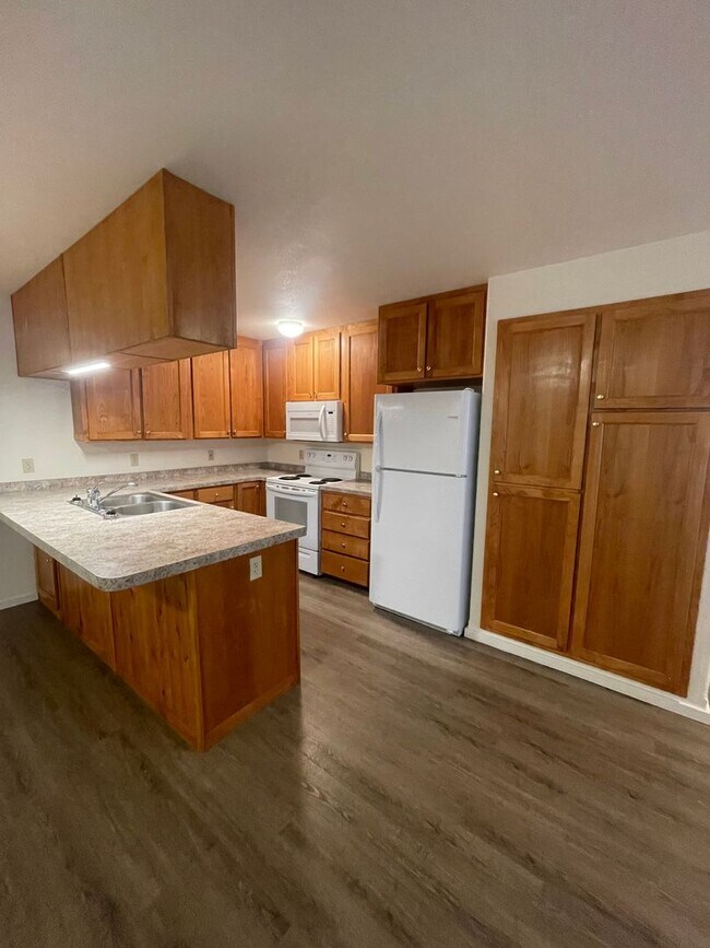 Foto del edificio - Convieniently located charming duplex with modern updates!