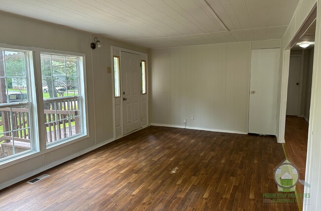 Photo - 110 E Caroline St House