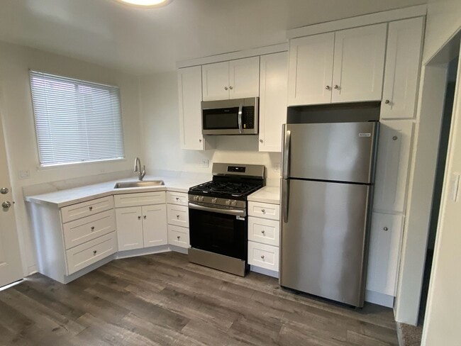 Building Photo - 5650-5652 Rocket St