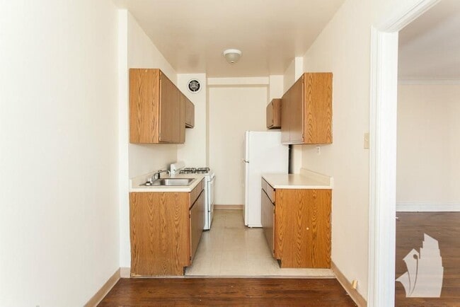 Building Photo - 540 W Briar Pl