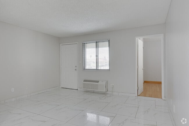 2BR, 1BA - 702SF - Fountain Oaks