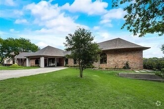Building Photo - 8542 Meadowbrook Dr