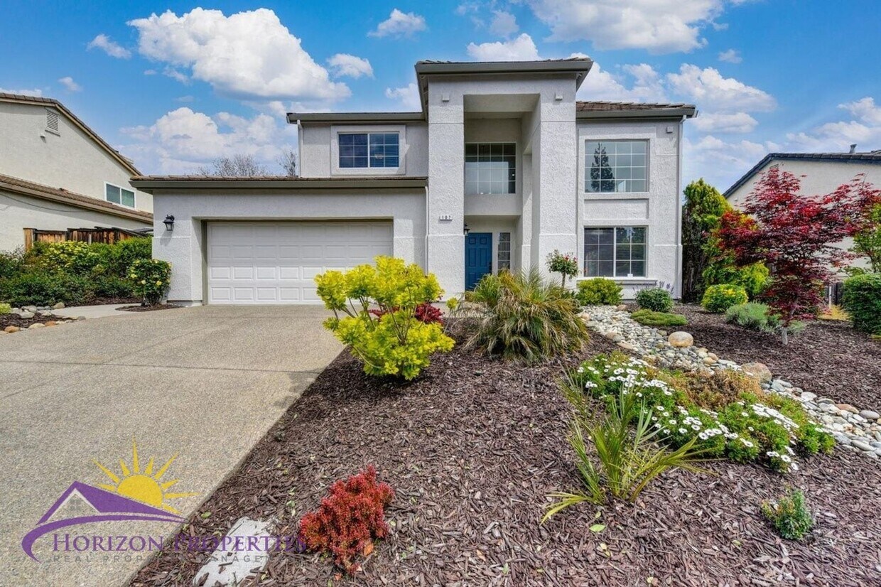 Foto principal - Spacious Two-story 3 Bed 2.5 Bath 2,059 Sq...