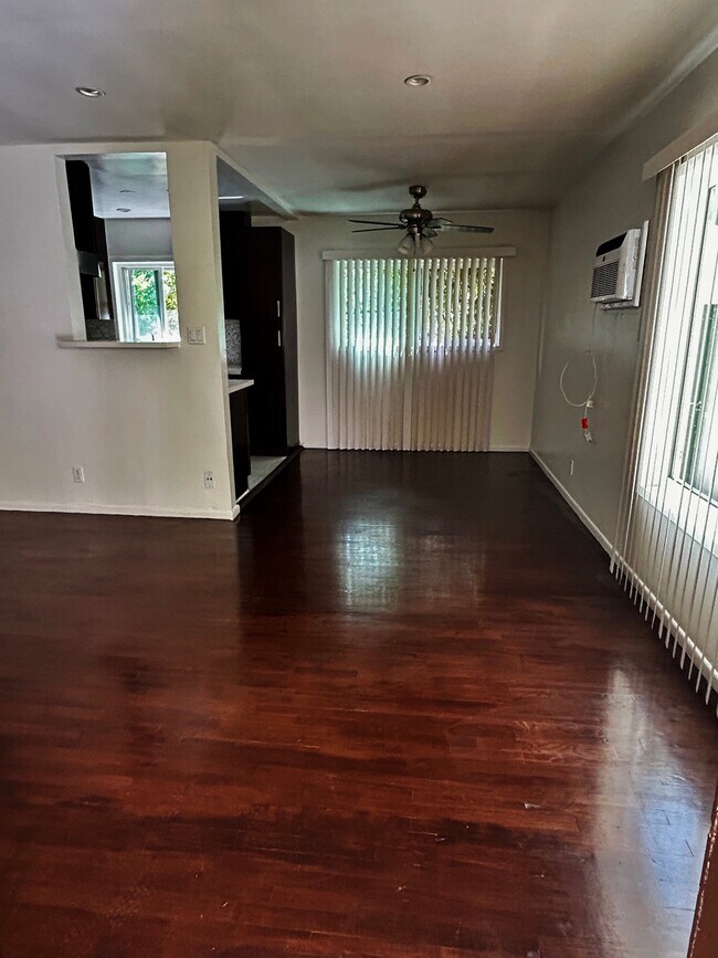 Foto del edificio - 1231 N Formosa Ave