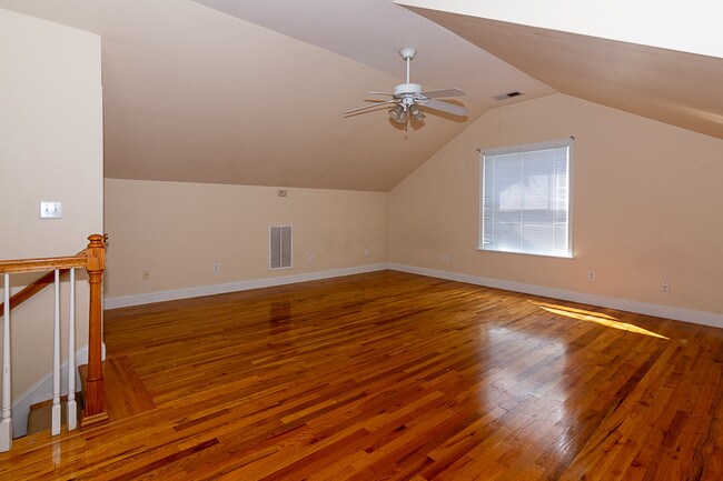 Interior - 504 S Ott Rd