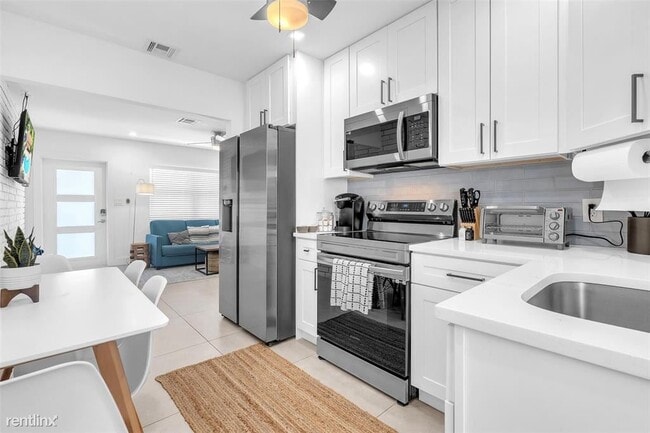 Building Photo - 4 br, 2 bath House - 217 NE 11th St # 217-219