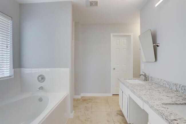 Building Photo - 4239 Park Ridge Dr