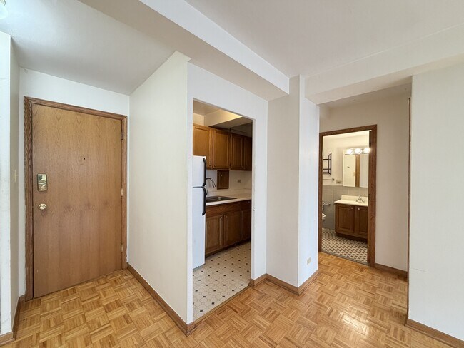 Foto del edificio - 4180 N Marine Dr
