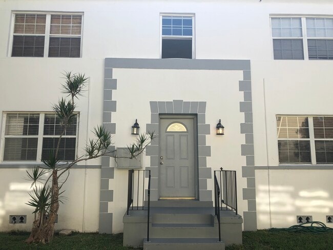 Building Photo - 15 Sidonia Ave
