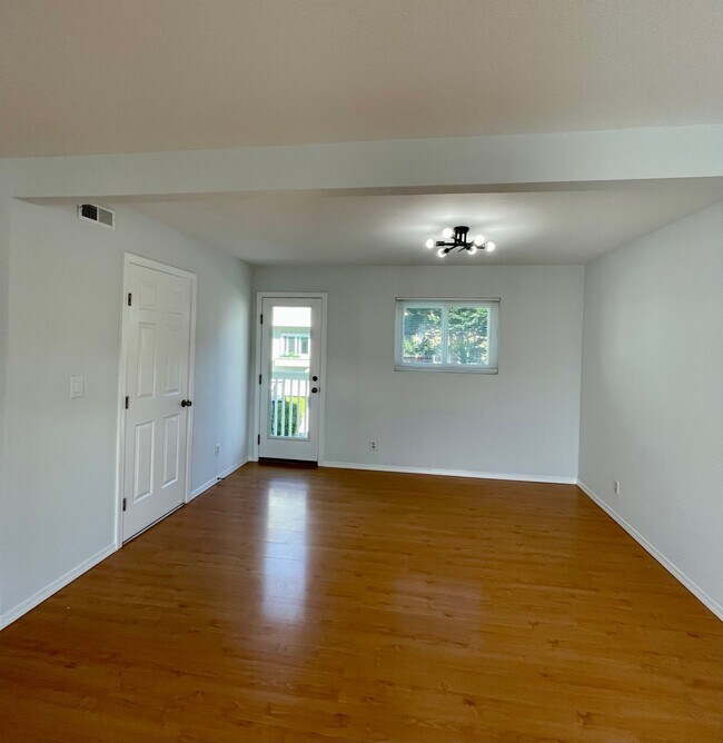 Building Photo - 112 Rosa Flora Cir