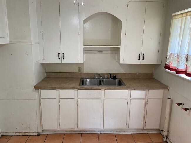 Building Photo - Must See 3 Bedroom Home