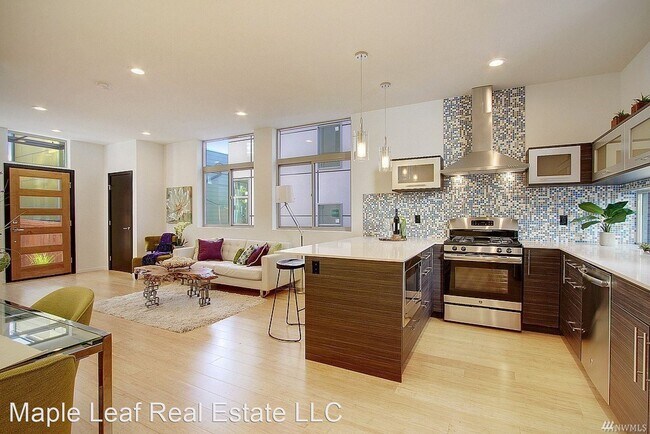 Building Photo - 3 br, 2.5 bath House - 944 Hiawatha Pl S