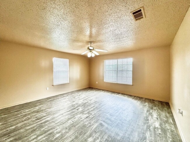 Foto del edificio - Three Bedroom Apartment with Spacious Dining and Living Area