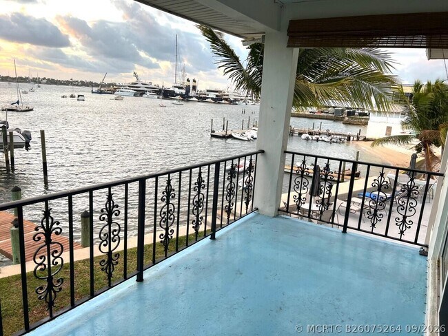Building Photo - 4700 N Flagler Dr