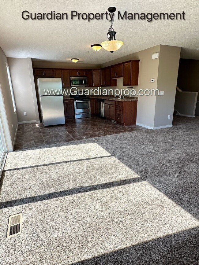 Foto del edificio - Champlin Corner Unit Town Home, 2 Car Garage, Dishwasher, Washer/Dryer, Balcony