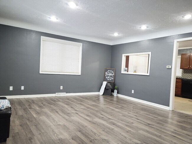 Foto del edificio - BEAUTIFUL UPDATED 3 BEDROOM 2 BATH HOUSE!