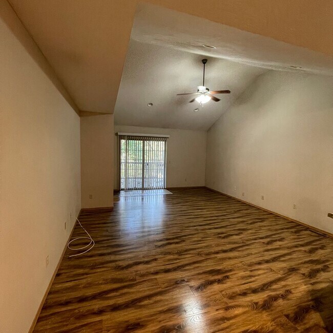 Foto del edificio - Beautiful 4 bedroom 3 full bathroom Townhome - Owner Special -Move in March and pay no rent until...