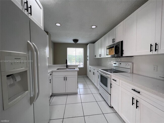Building Photo - 2 br, 2 bath House - 16322 Malibu Dr # 11