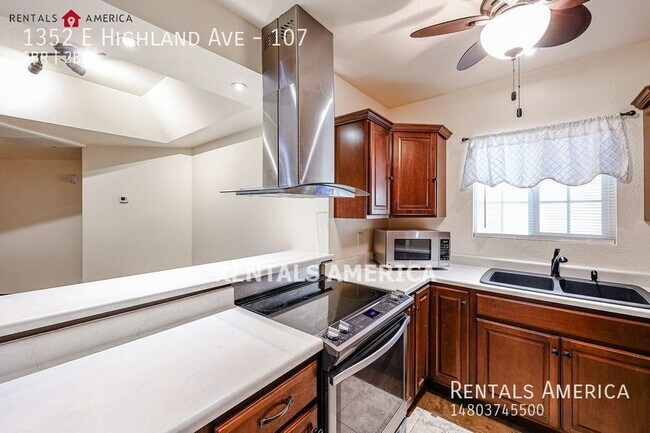 Building Photo - Fantastic  Camelback East location