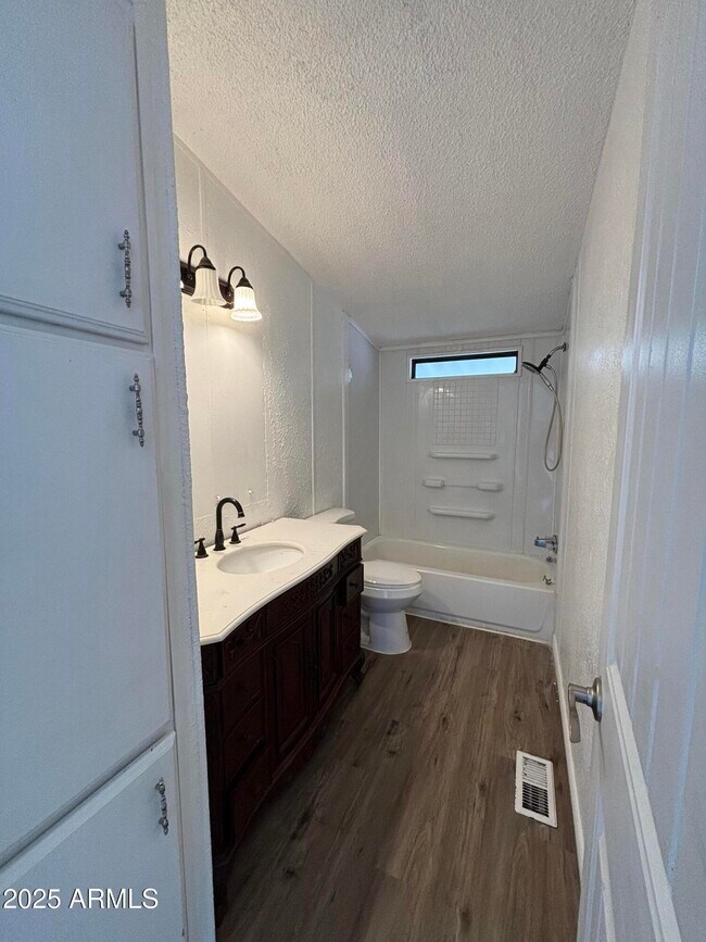 Foto del edificio - 24215 E Logan Blvd