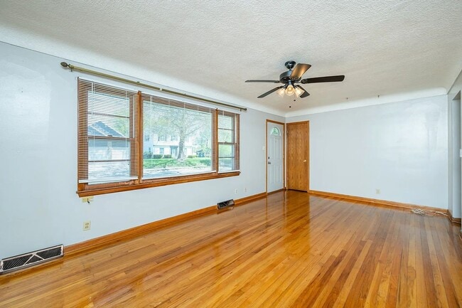 Building Photo - Gorgeous hardwood floors!
