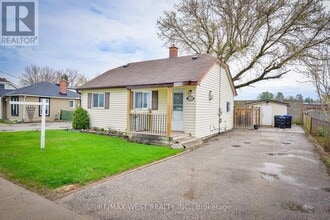 Building Photo - 122 Raglan St