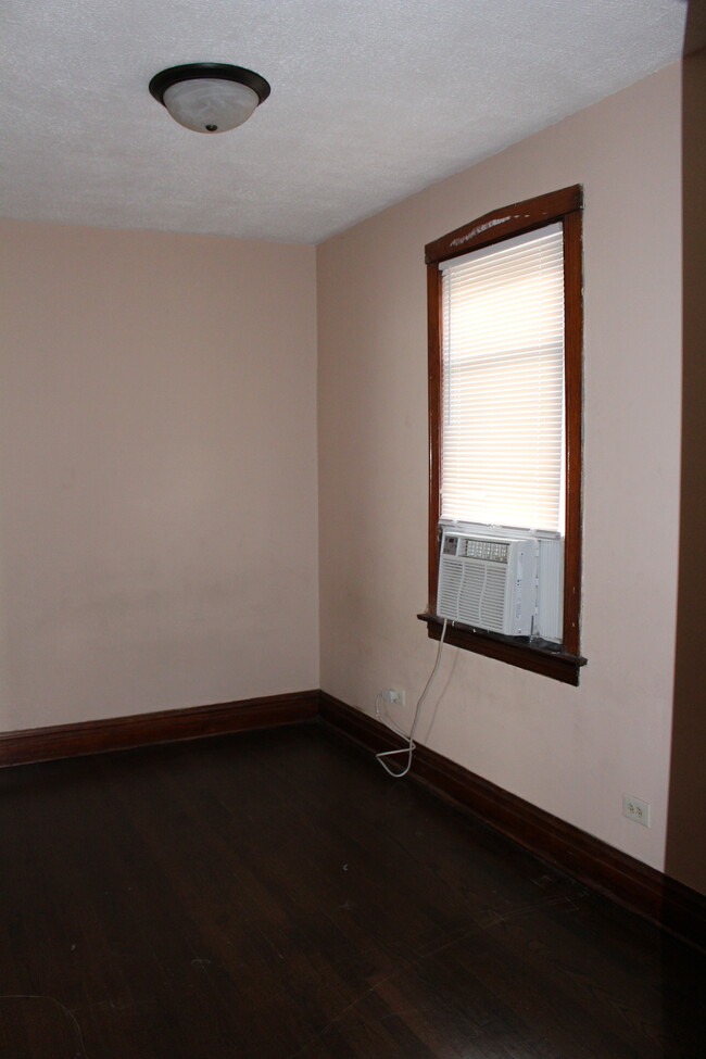 large bedroom - 2554 W 45th St