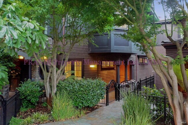 Foto del edificio - Luxury Townhome on Exclusive De Silva Island!