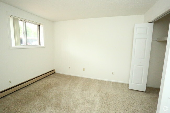 1 BR, 1 BA - 850 SF - Woodside Village
