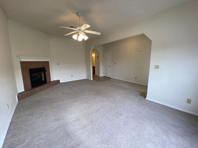 Building Photo - Large 3 bedroom 2.5 bathroom Townhome