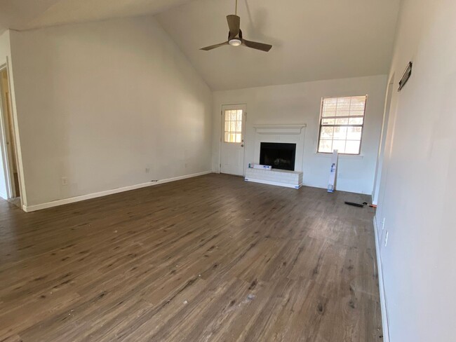 Building Photo - MOVE IN READY - Updated 3-Bedroom Home Nea...