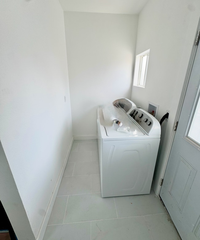 Building Photo - 3048 Guirado St