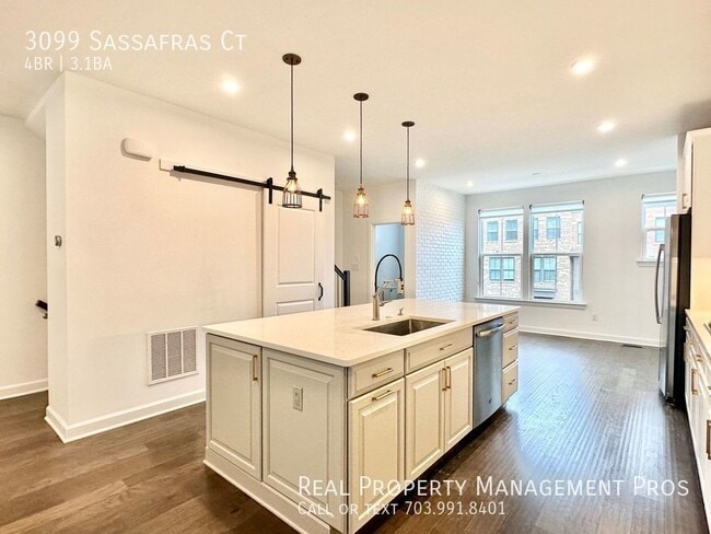 Building Photo - Stunning & Luxurious Metro Row Townhouse!