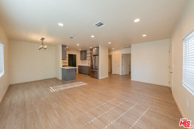 Foto del edificio - 7503 Camellia Ave