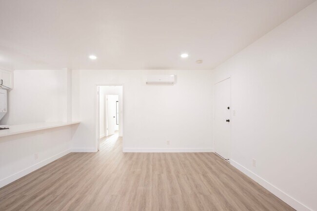 Foto del edificio - Newly Remodeled Top Floor 1 Bed / 1 Bath Apartment in Prime West Hollywood