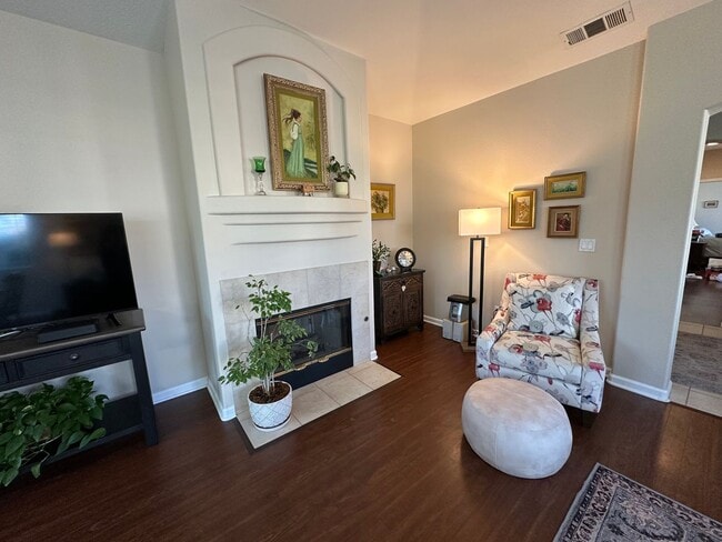 Building Photo - La Ventana Estates 3 bdrm Townhome Available