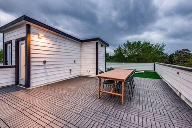 Photo - Stunning 3BR  3.5 Bath Townhome in Dallas ...