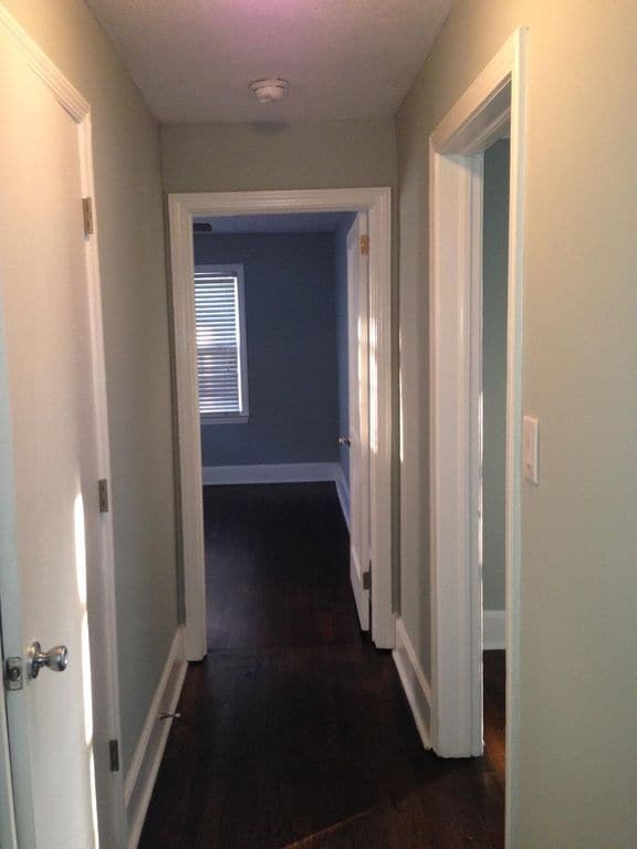 Pasillo entre dos dormitorios del frente - 129 Greene St