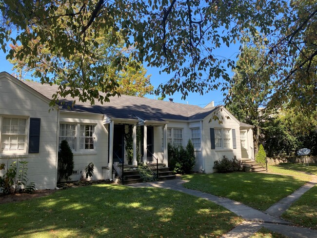Foto del edificio - 2414 Heathermoor Rd