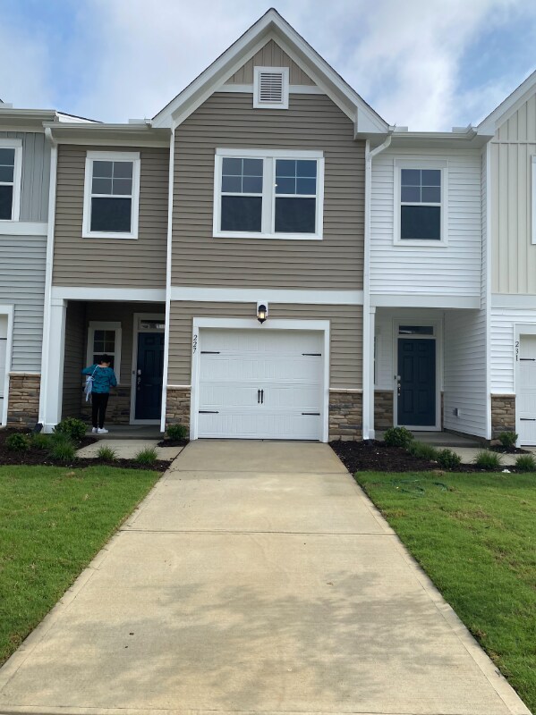 Building Photo - 251 Paramount Dr