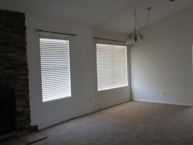 Foto del edificio - Nice 4 Bedroom + Den Home With Pool In AHWATUKEE!