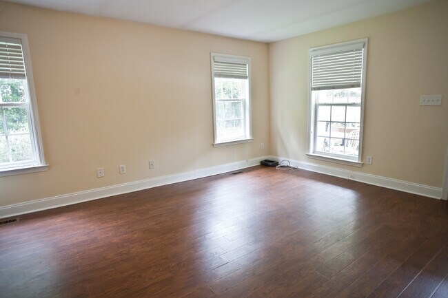 Foto del edificio - 700 N Greensboro St
