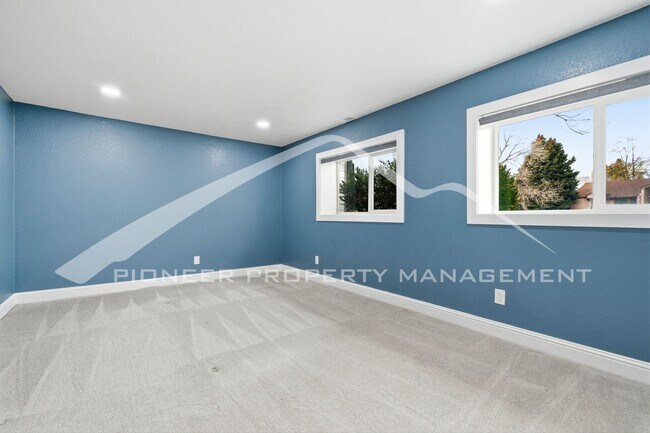 Building Photo - Stunning Home with Fenced Yard and Central AC