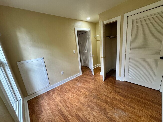 Foto del edificio - 1565 Jermain Dr