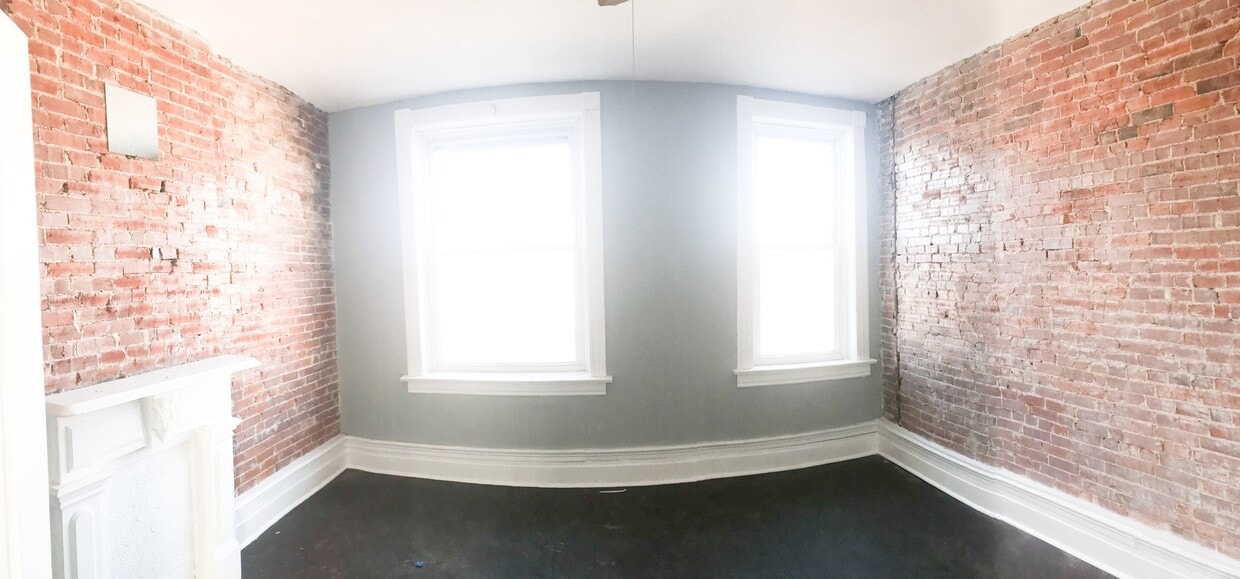 Building Photo - 3 Bed, 2 Full Bath! Renovated and Updated!