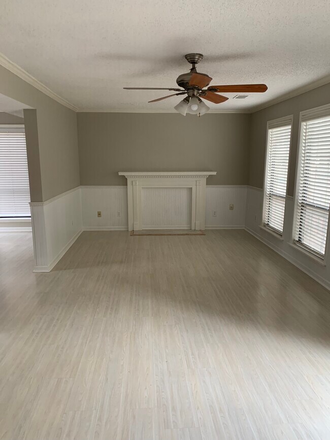 Building Photo - 1101 Pine Tree Dr