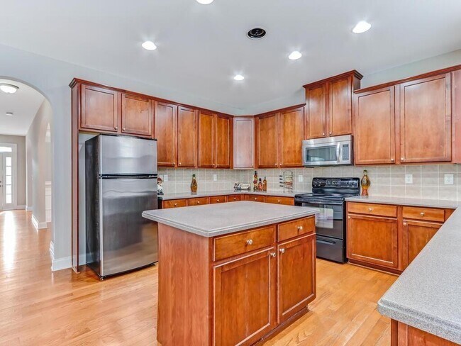 Building Photo - 3196 Montauk Hill Dr