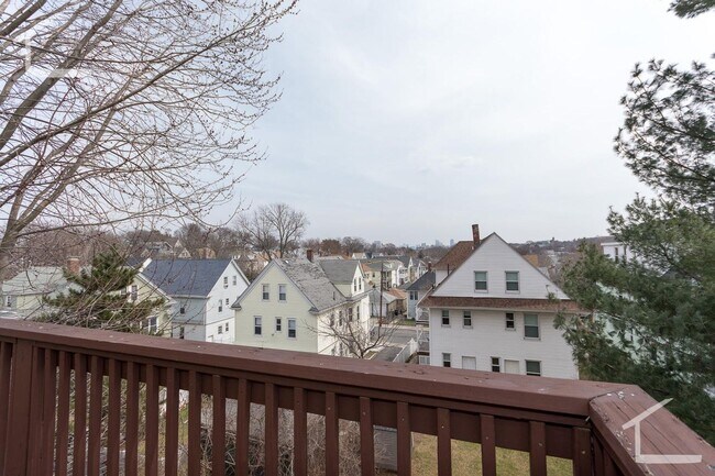 Building Photo - Renovated Apt w Laundry in Unit!  2 Garage...
