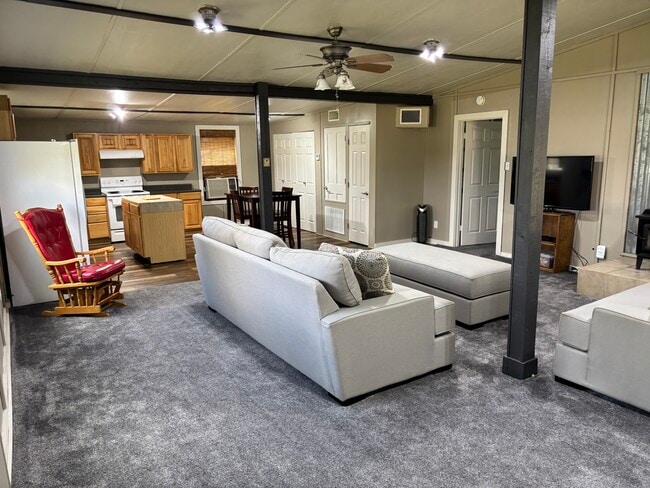 Foto del edificio - 7796 Ranch Rd 965