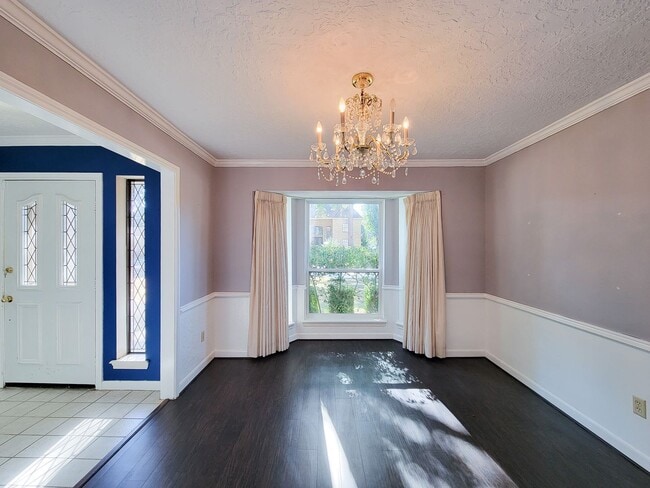 Foto del edificio - Amazing Cottage Charm Designer Home with Lush Landscaping, Sprinkler System, New Insulated Window...